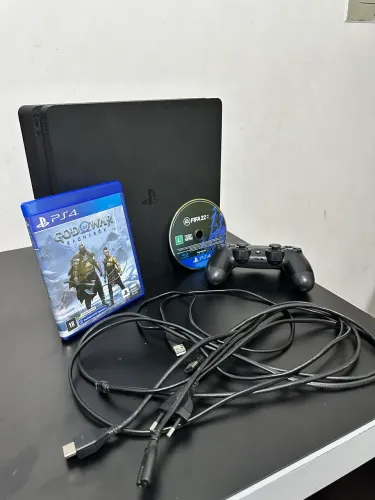 Ps4 slim. 1 controle, todos os cabos e dois jogos