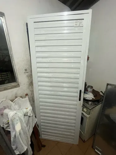 Vende-se porta de alumínio branca