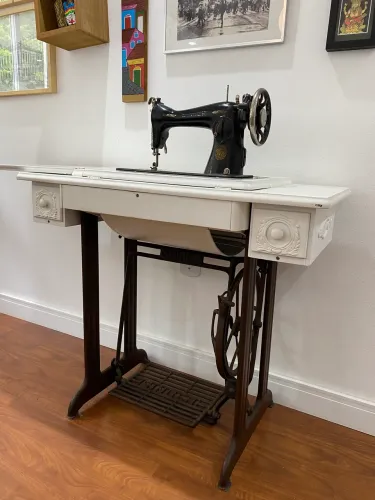 Máquina de Costura Antiga Singer Original - Peça de Colecionador e Decorativa