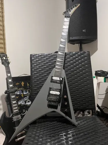 Jackson Flyin? V JS Series Rhoads JS32