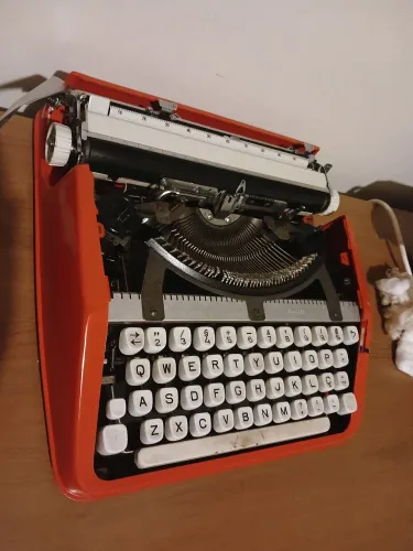 Máquina de Escrever hermes baby cursiva SUCATA 
