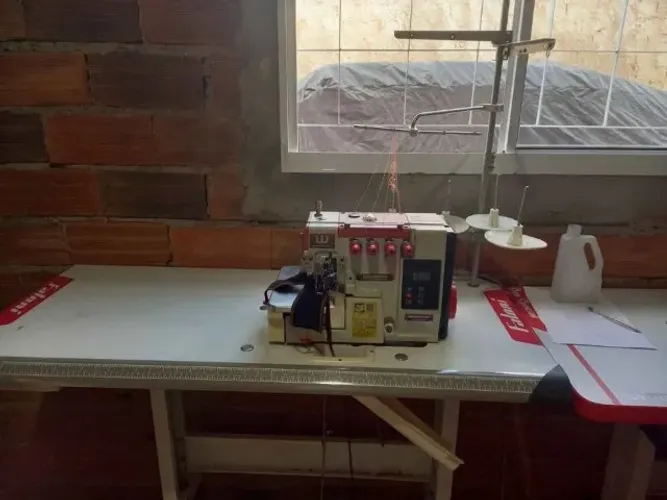 Vende-se duas máquinas em ótimo estado de conservação, uma overlock e outra reta motor dir