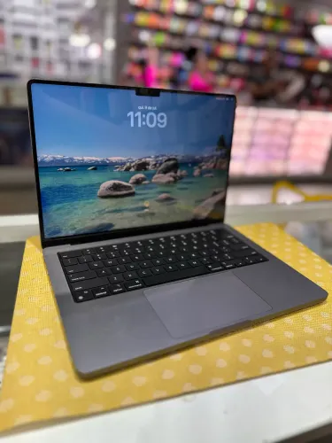 *MacBook Pro M3 512Gb 8Ram Detalhe mancha na tela - Garantia - Loja física 