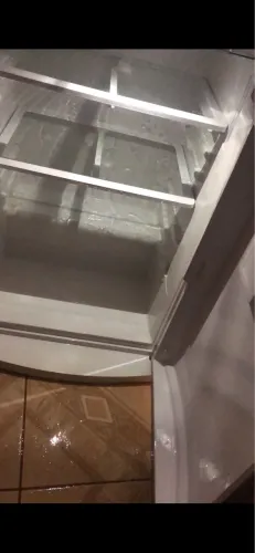 Vendo uma geladeira com marcas de usa mas em bom estado..