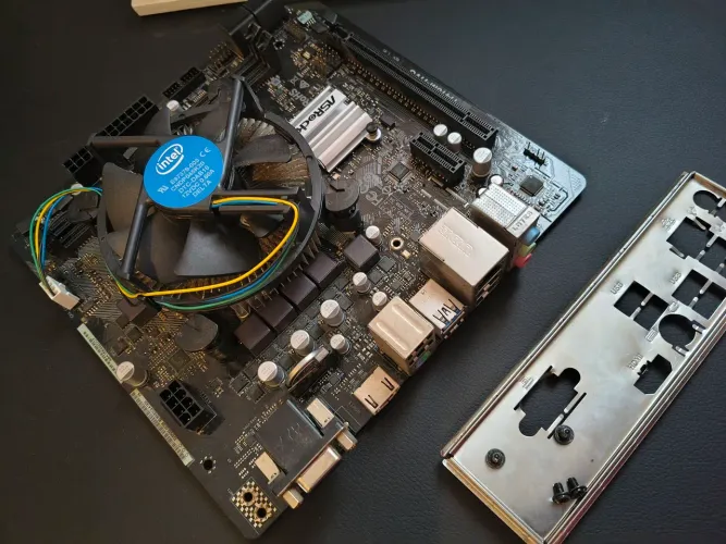 Kit PC - Gabinete + Placa-mãe ASRock H410M-HVS + Processador Intel Core i5 (com defeito)