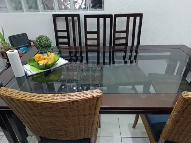 Mesa de jantar retangular de madeira e tampo de vidro 
