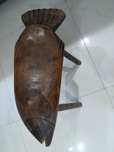 Banco madeira talhado figura peixe,72cm comprimento, 42 cm altura 