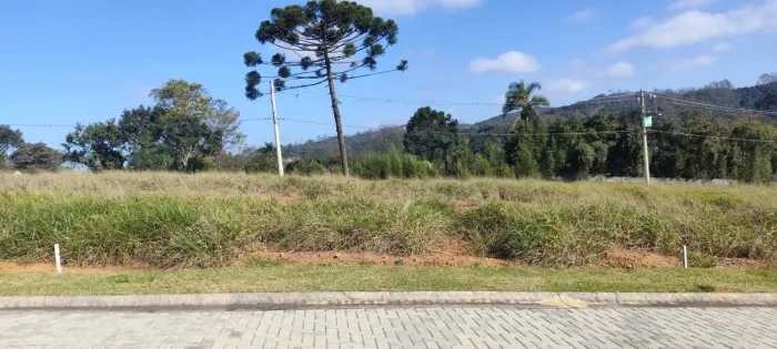 Lotes em regime de condomínio fechado.