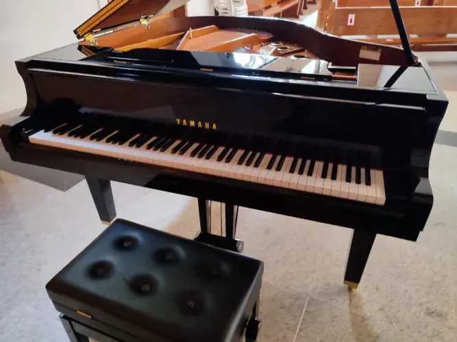 Piano acustico de cauda Yamaha Gb1k semi-novo Mixer Instrumentos Musicais