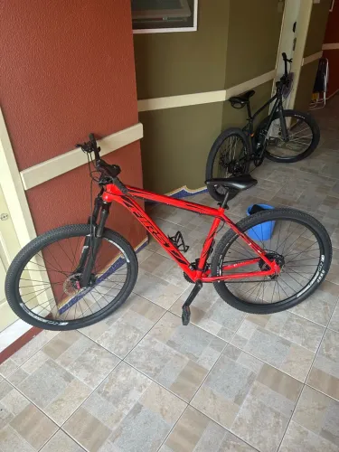Bicicleta First Lifty Aro 29 - 21v, Freio a Disco, Quadro Alumínio (Vermelha)