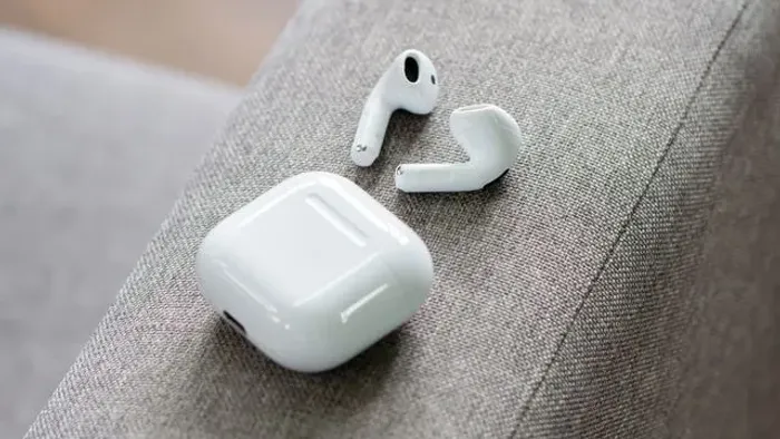 Apple AirPods 4 com Cancelamento Ativo de Ruído (ANC)