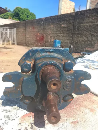 Vende-se uma BomBa pra basculante em perfeito estado, telefone pra contato *30