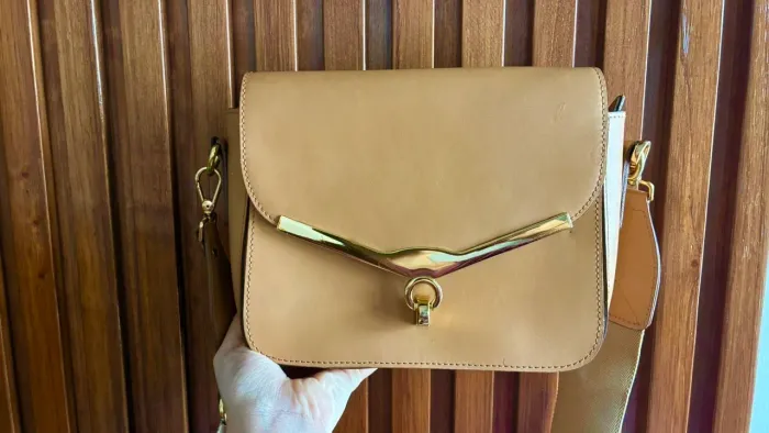 Bolsa bege em couro legítimo