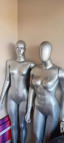 4 manequins feminino pra vender rápido 