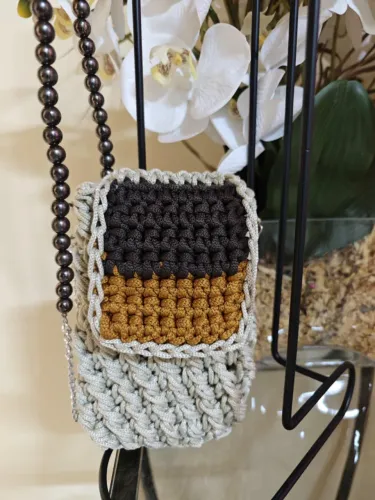 Smartbag de crochê, com alça de corrente e detalhes de bolinhas. Tamanho 19x13