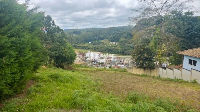 Lote urbano 900m² em Pedra Azul com vista panorâmica 360° para montanhas e cidade, a 600m 