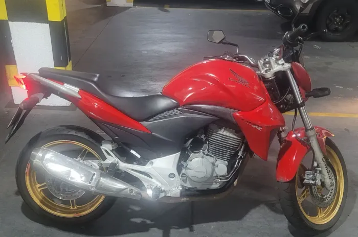 CB 300R linda. Só R$13.900,00. Estudo troca.