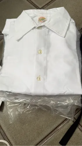 Avental, uniforme e camisa branca de garçom