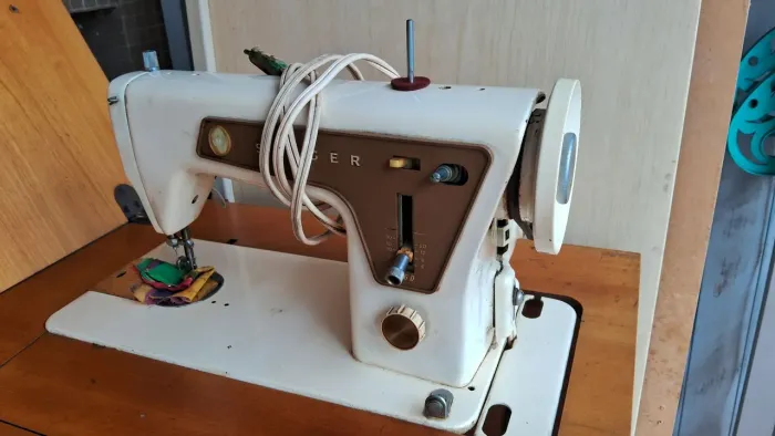Maquina de costura Singer com gabinete