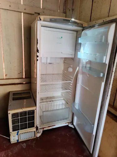 Vende-se geladeira e ar condicionado