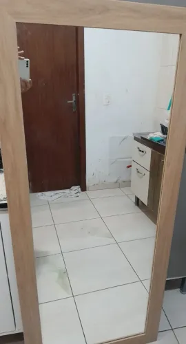Vende um espelho motivo viagem. Em perfeito estado.ele têm 63 de largura.e 1.47 de compri