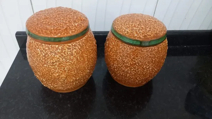 ?Par de Potes de Cerâmica Vintage Texturizada (Estilo Casca de Laranja) com Tampa