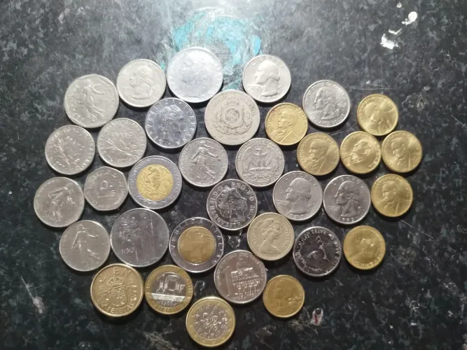 Estou vendendo estas moedas antigas de outros países e também do Brasil 