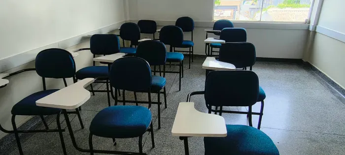 Cadeira escolares tipo carteiras.