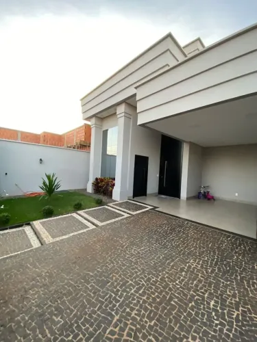 Casa à venda em Rio Verde com acabamento de luxo, armários, piscina, 3 suítes e churrasque