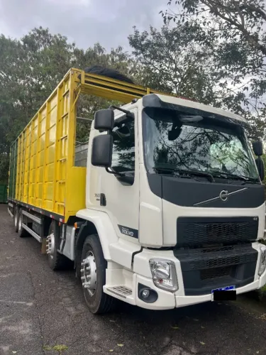 Volvo VM360 8x2 2023/24 com Piso Móvel Bachiega