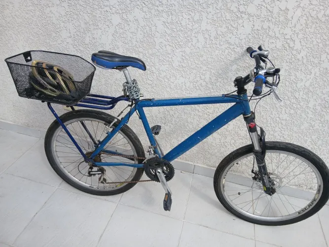 Bicicleta MTB- Aro 26 - 21 marchas com capacete e cesto de bagageiro
