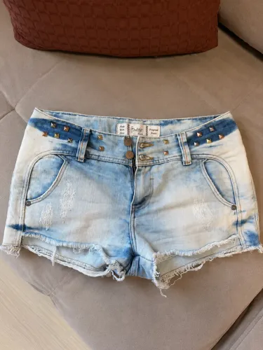 Short Jeans Destroyed Feminino 38 com Tachas
