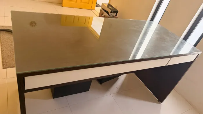 Mesa de escritório com tampo de vidro