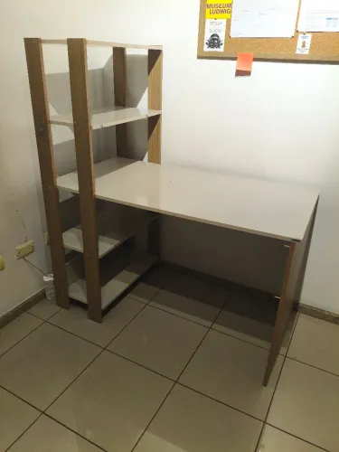 Mesa de escritório com prateleiras