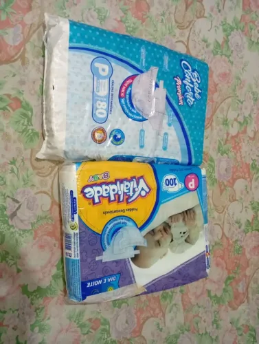 Dois pacotes de fralda Tam P 