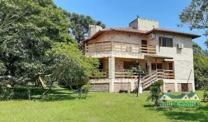 Velleda oferece fantástico sítio de 4,2ha em plena Porto Alegre, com 3 casas e um maravilh