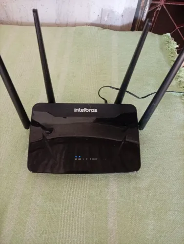 Roteador Intelbras RG 1.200 wireless.wifi. com quatro portas para internet ?