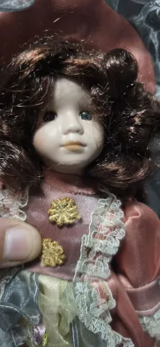 Boneca de porcelana pequena