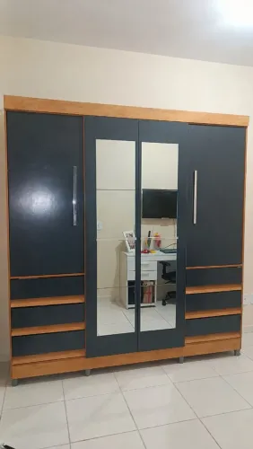 Guarda-roupa usado de Casal Araplac Sofia com espelho e 6 gavetas