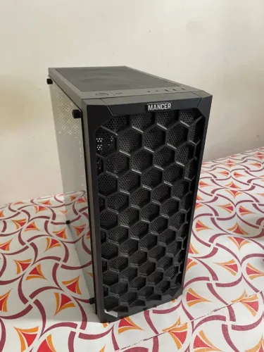 Gabinete gamer Mancer Hexer preto com lateral transparente