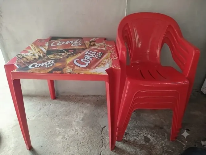 Mesa de plástico com 4 cadeiras 
