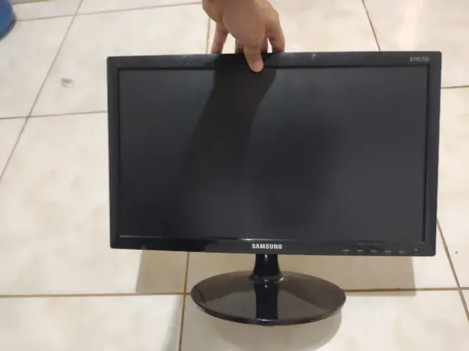 Monitor Samsung S19C150 (VGA) - funcionando