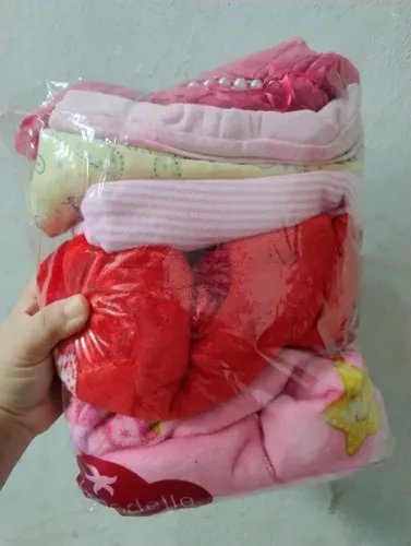 Vendo duas mantas bebê menina e três cueiros novo e um vestido de BB nunca foi usado