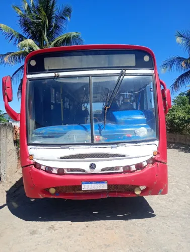 Ônibus Volks 2 pneu zero bala na dianteira e 4 meia vida bom na traseira todo revisado