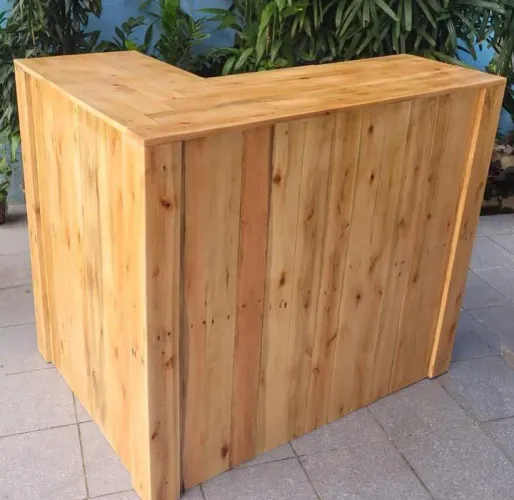 Balcão em L em pallet de madeira
