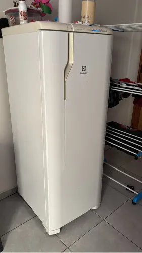 Vende-se geladeira bem conservada