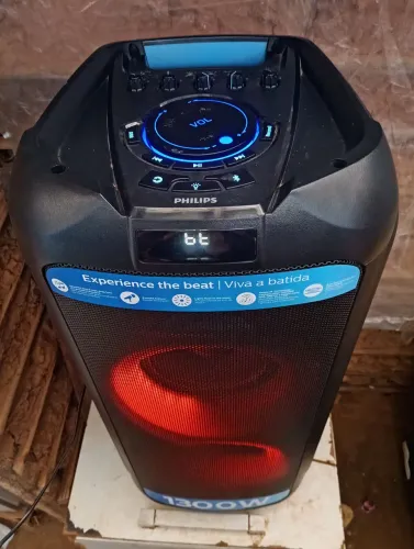 Vendo uma caixa de som semi nova da Philips toca alto aceito cartão de débito e crédito