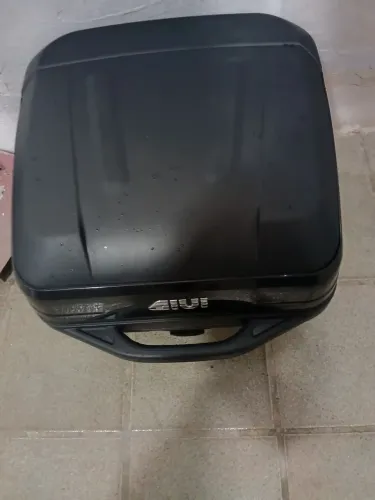 Vendo baú geni semi novo pra moto .