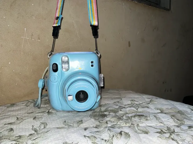 Câmera Polaroide Instax mini 11 azul com capinha de pvc rígido