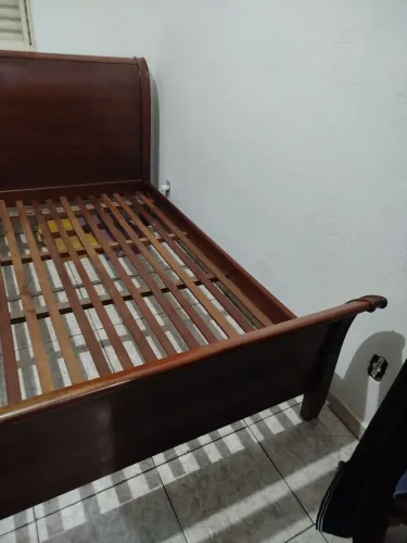 Vendo cama de casal em ótimo estado de conservação madeira ,jacaranda